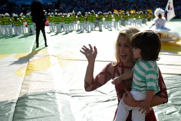 Shaki incitándolo a que saludara a la gente. Mira aquí los videos más chismosos.