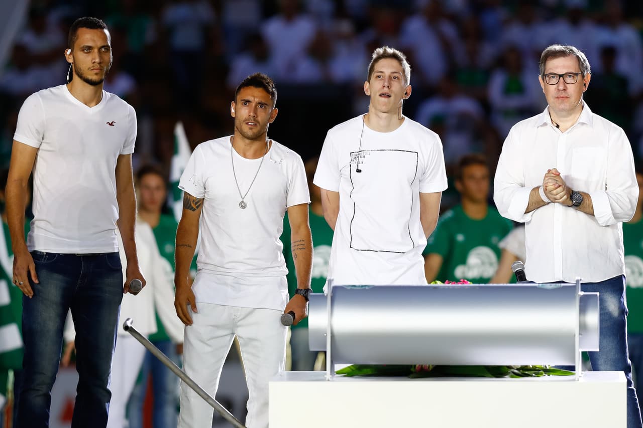 Asimismo, el periodista Rafael Henzel y los jugadores Jackson Follmann, Alan Ruschel y Neto, cuatro de los seis supervivientes del fatal vuelo, fueron homenajedos durante el encuentro.