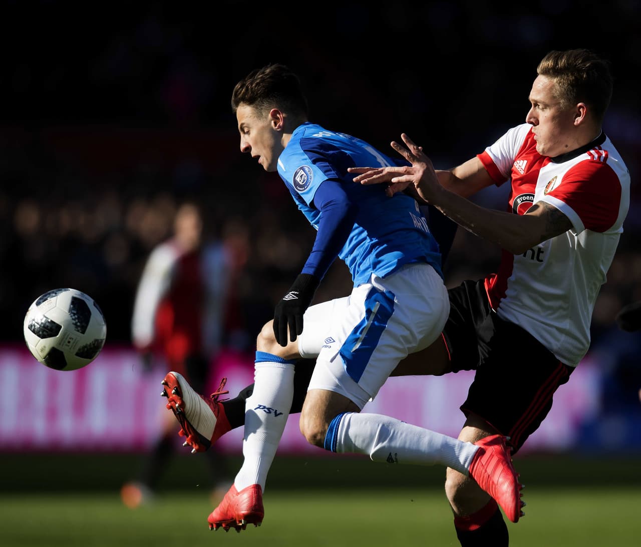 El colombiano Santiago Arias abrió el marcador para los visitantes al minuto 23 y a eso se le sumó el tanto de Steven Bergwijn al minuto 34 para poner el 0-2 con el que se fue el primer tiempo.