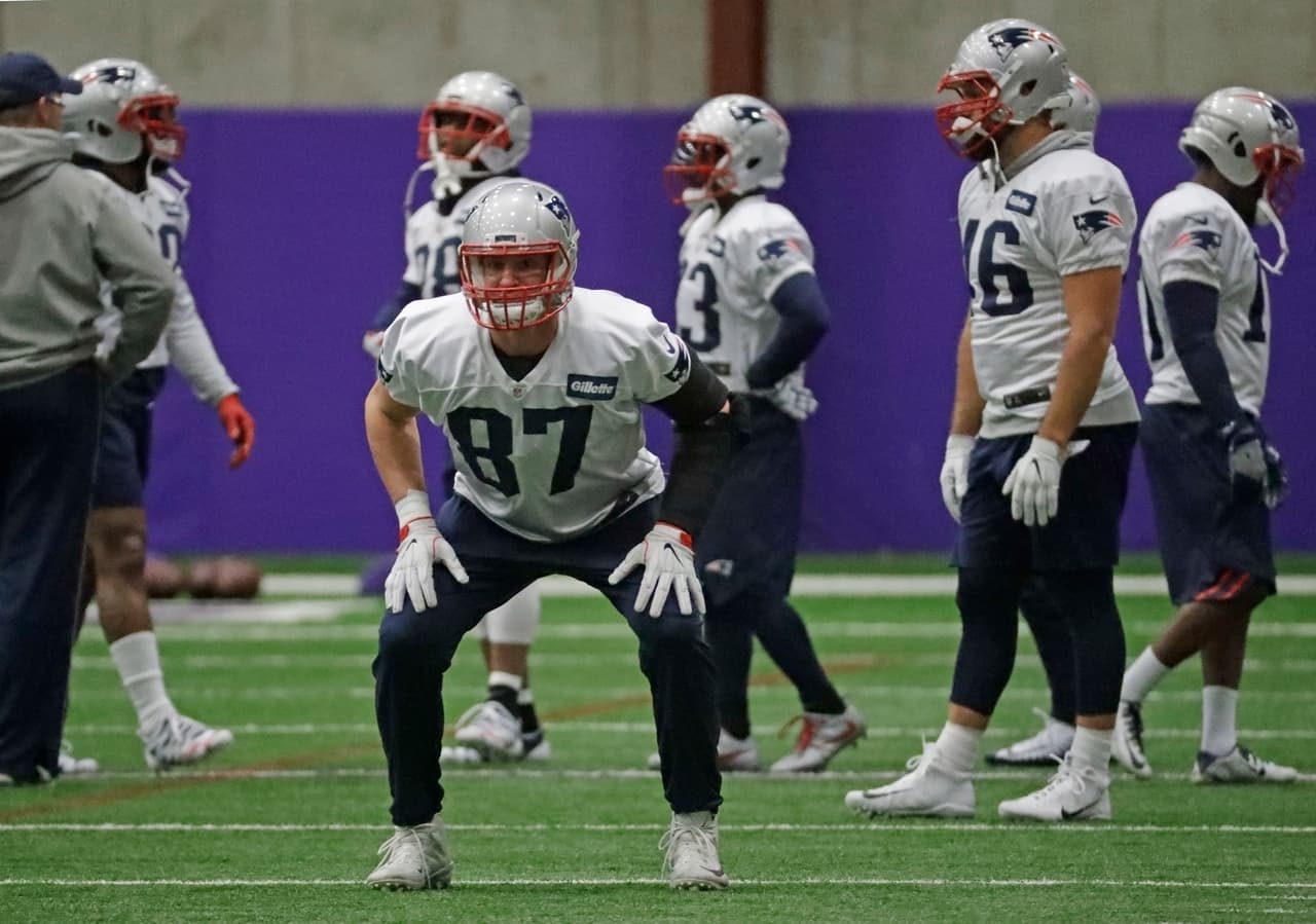 El tight end de los Patriots de Nueva Inglaterra Rob Gronkowski (87) durante un entrenamiento previo al Super Bowl, el jueves 1 de febrero de 2018. (AP Foto/Mark Humphrey)