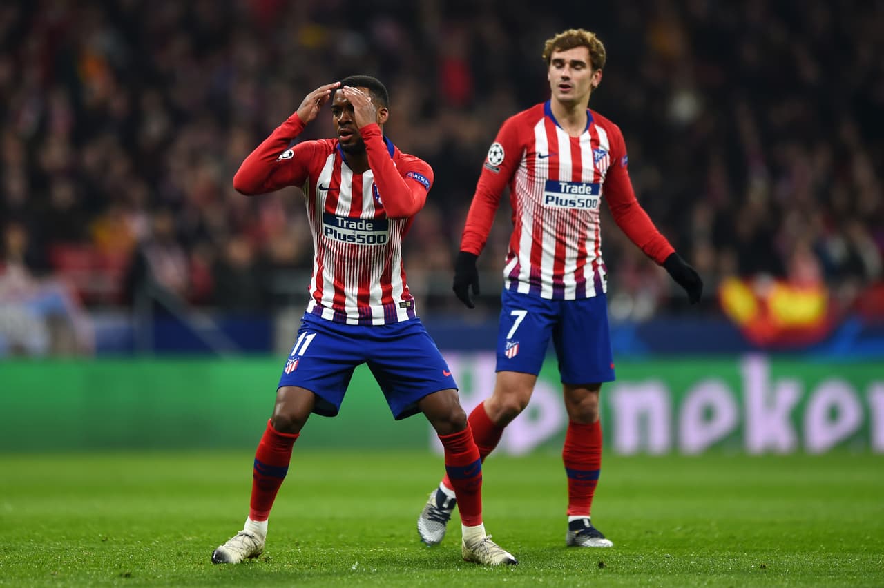 Luego, un tiro libre de Thomas Lemar por poco se convierte en el 2-0 para los colchoneros, pero el remate se fue desviado.