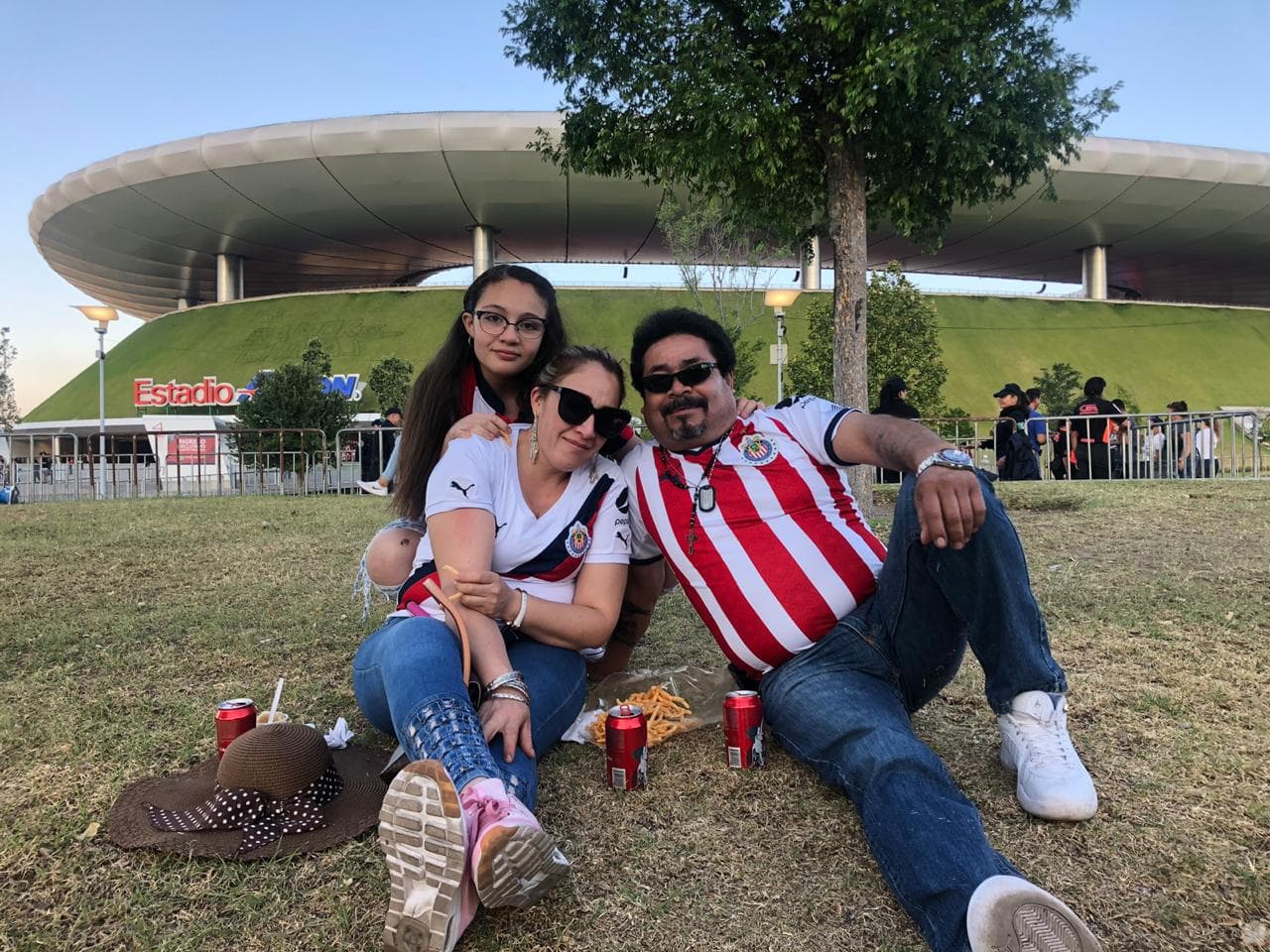 Los fanáticos de Chivas de Guadalajara se alistan en el Estadio Akron para el encuentro por la Jornada 13 del 
<a href="https://www.univision.com/deportes/futbol/liga-mx/*">Clausura 2019</a> contra Lobos BUAP.