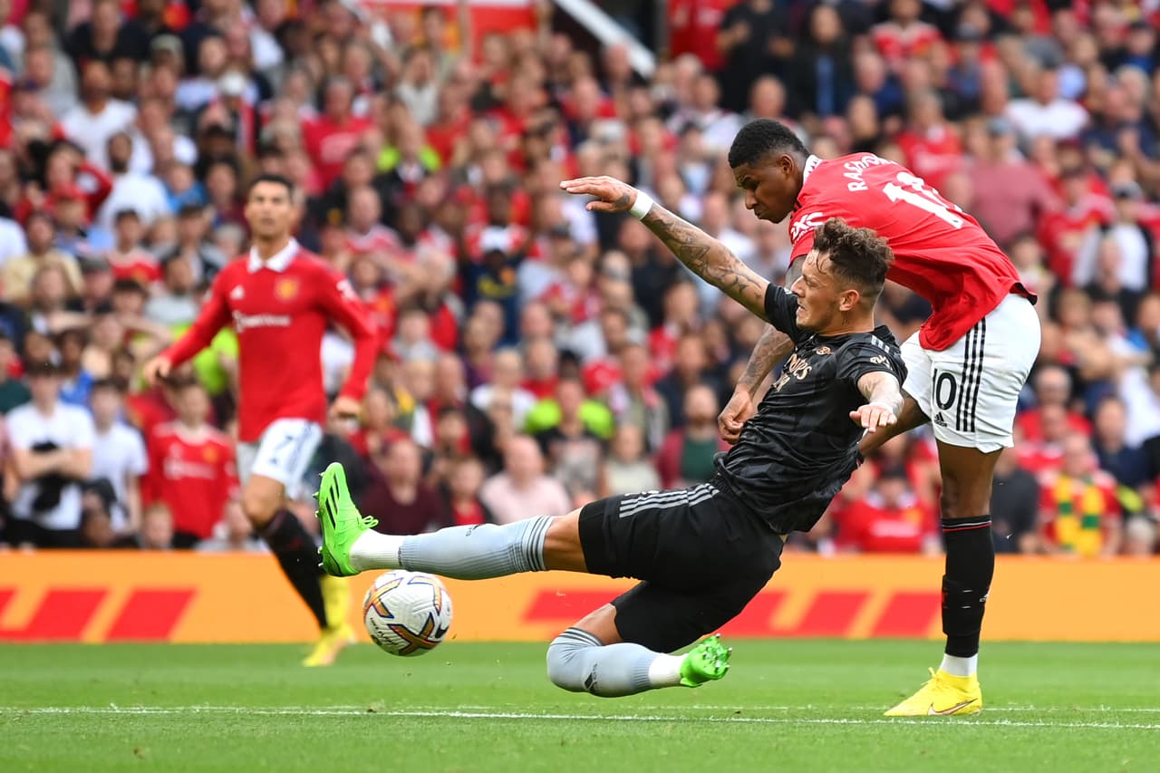 Manchester United venció al Arsenal con un doblete de Marcus Raschord y otro tanto de Antony, quien tuvo así un debut de ensueño.