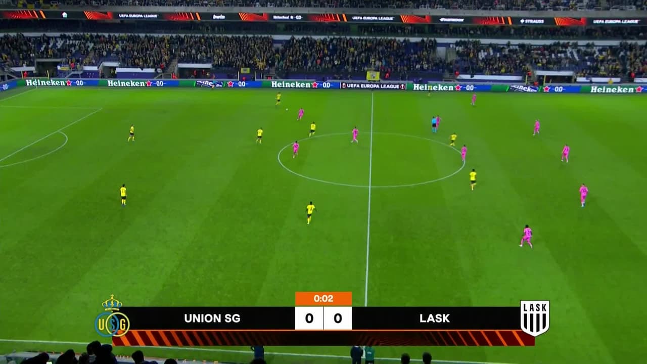 Arranca el partido y la pelota está en juego.