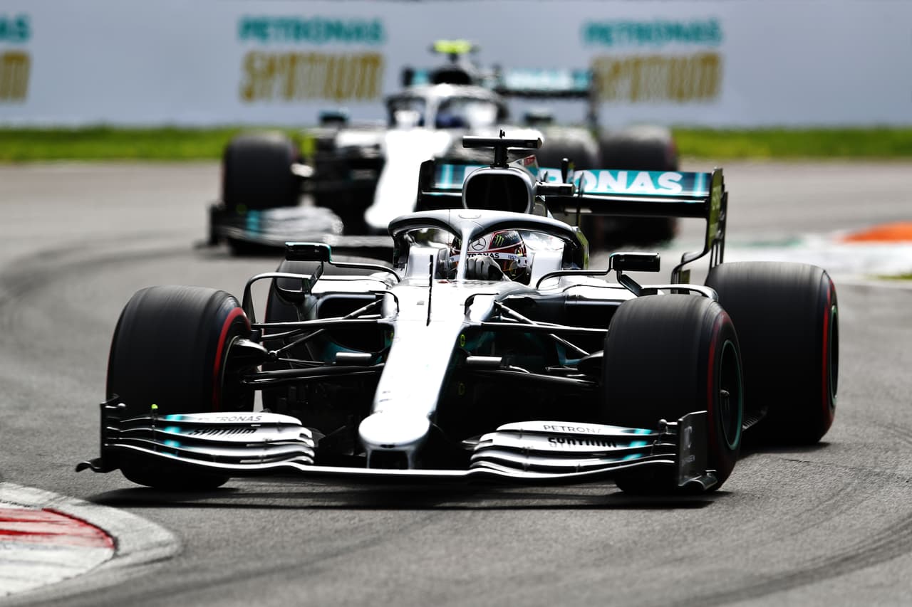 Lewis Hamilton conduciendo un Mercedes AMG Petronas.