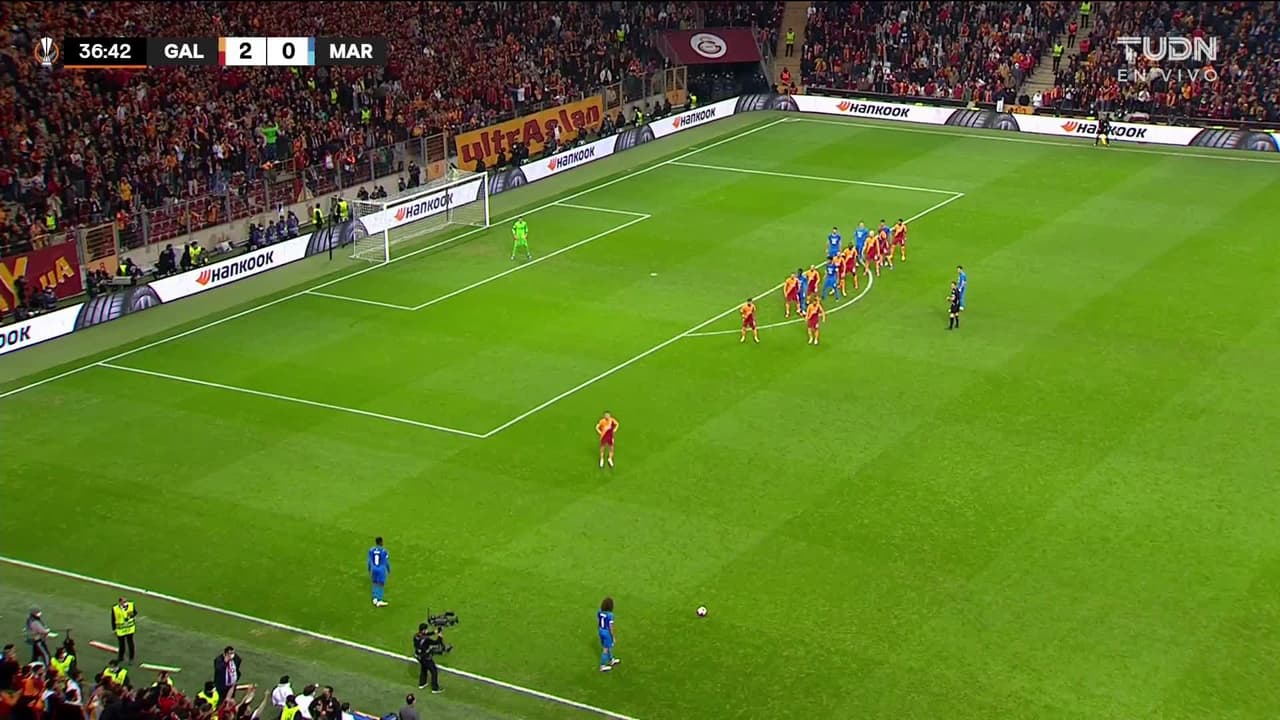 ¡TIRO ATAJADO! disparo por Bamba Dieng.