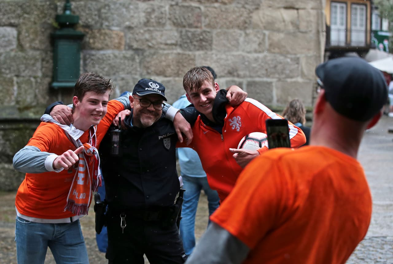 Guimaraes (Portugal) recibió este jueves la segunda Semifinal de la UEFA Nations League bajo una intensa lluvia durante la previa. A pesar del mal clima, los aficionados de Inglaterra y Holanda disfrutaron de un gran ambiente a pesar de que solo unos celebrarán el paso a la Final ante Portugal.