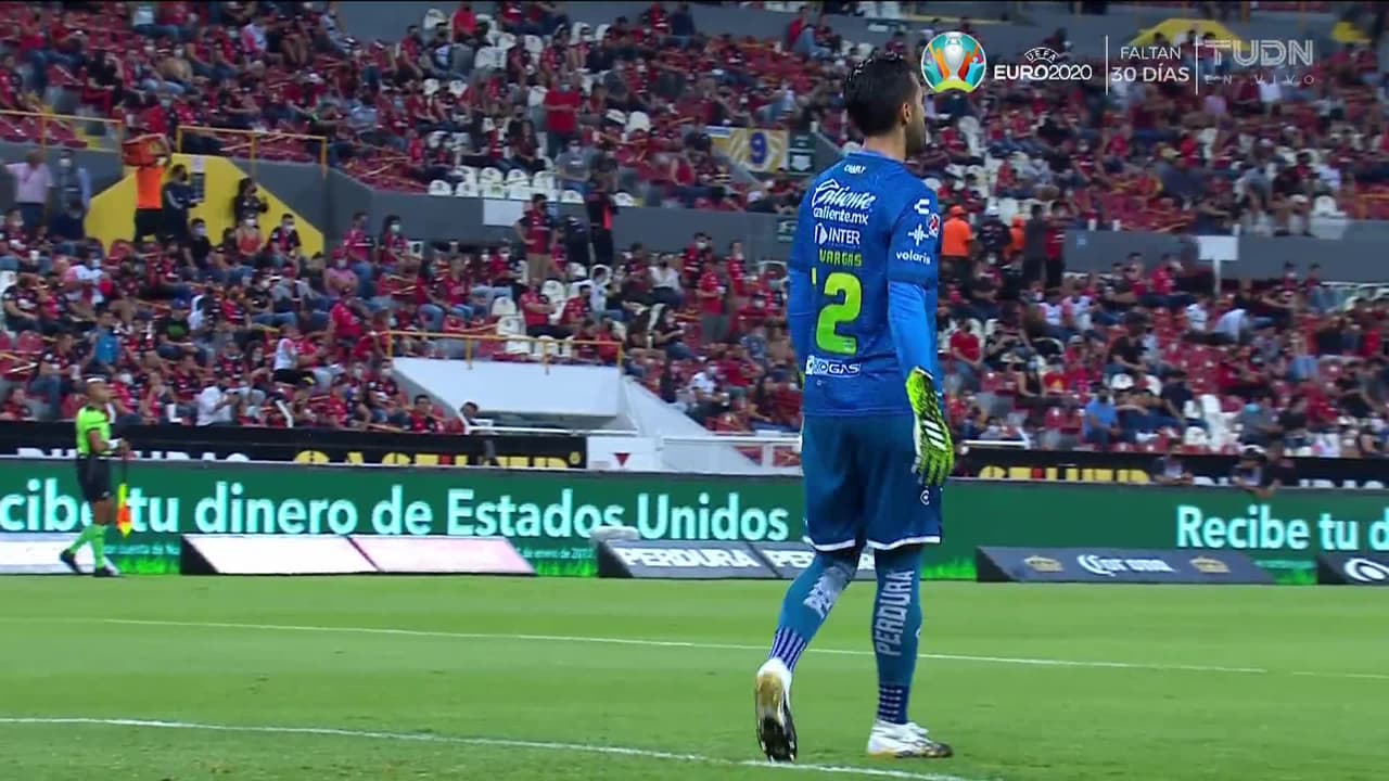 Arranca el partido y la pelota está en juego.