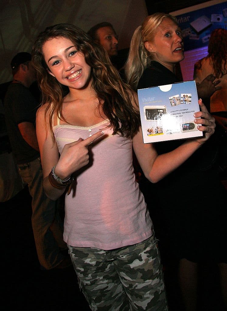 En la serie, Cyrus interpretaba a dos chicas al mismo tiempo, Miley Stewart, una chica promedio de 14 años y Hannah Montana, una superestrella del pop que usaba una peluca como disfraz.