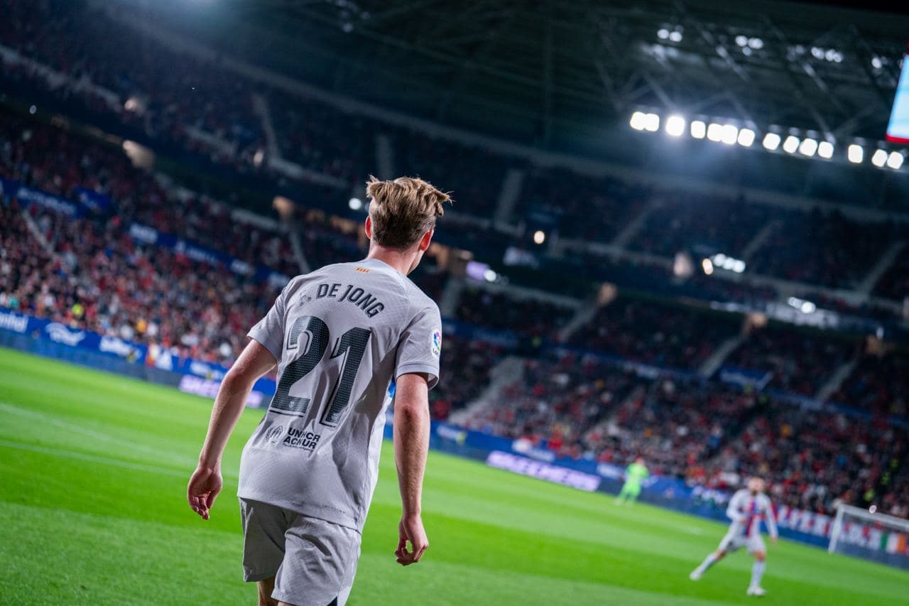 El Barcelona venció 1-2 al Osasuna en El Sadar durante la Jornada 14 de LaLiga de España en un partido que tuvo las expulsiónes de Lewandowski y de Piqué y los goles de Pedri y Rapinha; por los locales marcó David García