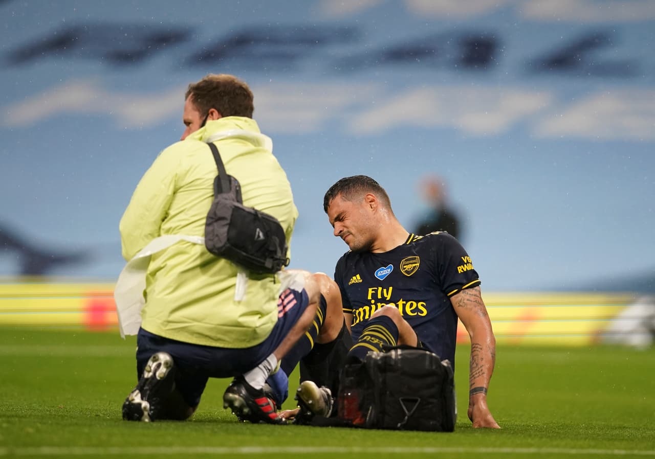 El mediocampista Granit Xhaka fue uno de los dos jugadores lesionados en el Arsenal en menos de 22 minutos.
