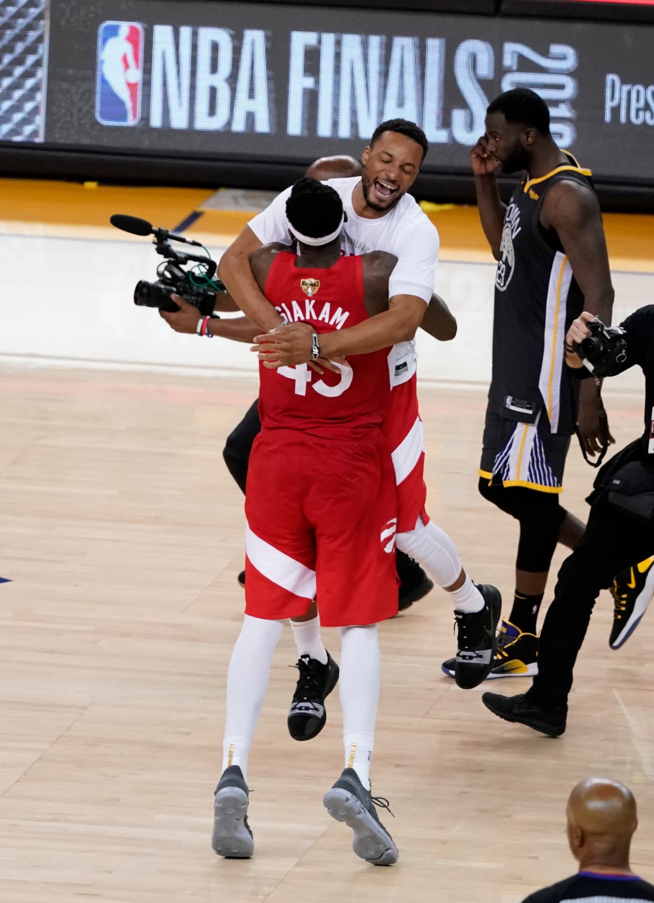 Los Toronto Raptors fueron, por récord, el segundo mejor equipo de la NBA y tras una exitosa, larga y desgastante Postemporada, lograron imponerse a los Golden State Warriors, el amplio favorito para refrendar su título. Dada la gran hazaña que acaban de conseguir los canadienses, así fue como festejaron en la casa del equipo más dominante de la NBA en los últimos cinco años.
