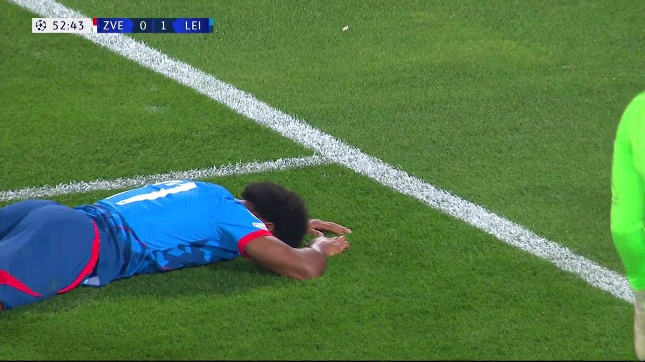 ¡TIRO ATAJADO! disparo por Loïs Openda.