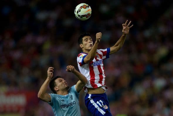 El físico juega un papel importante, pues Jiménez puede competir contra los rivales gracias a su corpulencia, además de que la estatura con la que cuenta le ayuda a tener un buen juego aéreo.