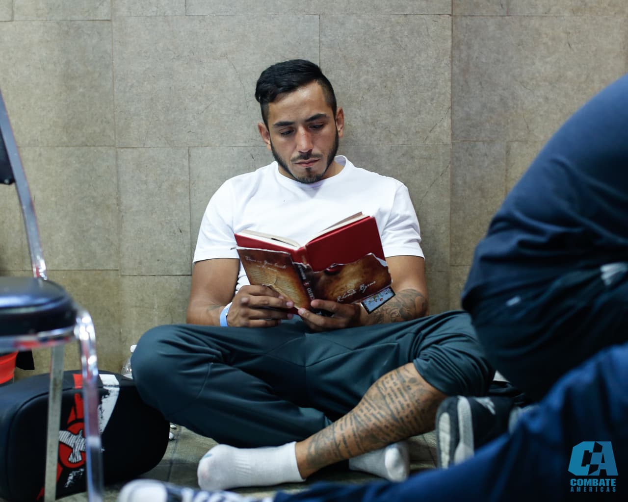 El colorido y la alegría, junto a los rituales y detalles en la intimidad de los atletas, fueron parte del Combate Américas en la fiesta de las artes marciales mixtas.