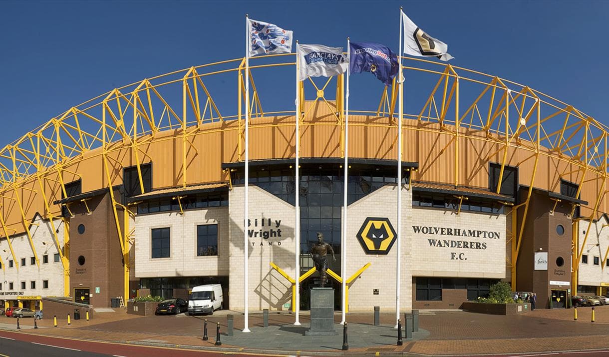 <b>Wolverhampton – Molineaux</b>
<br>A pesar de su locación en medio de Inglaterra, su cercanía a la ciudad puede ser un poco problemática. El estadio tiene espacio suficiente para acomodar dos equipos sin comprometer la distancia social. Hay 856 casos de coronavirus en la ciudad.