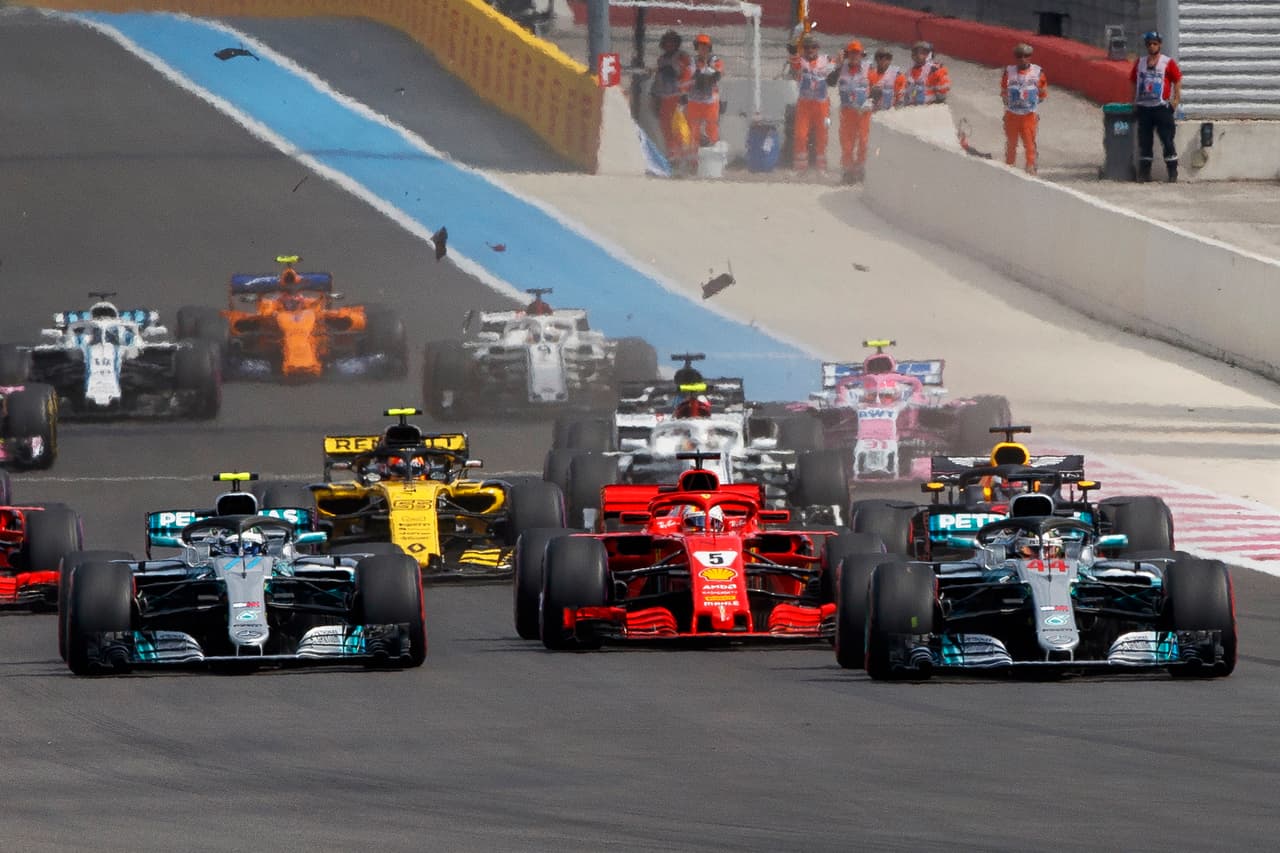 Antes de terminar la recta principal, en el inicio de la carrera, un toque entre los autos de Sebastian Vettel (Ferrari) y Valteri Bottas (Mercedes) alteró el orden de la competencia.