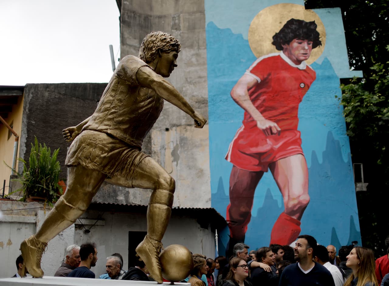 Vecinos de Buenos Aires celebraron el cumpleaños 58 de Maradona al develar la primera estatua de bronce en su honor, que recrea el momento en que ejecutó el segundo gol a Inglaterra en México 1986.