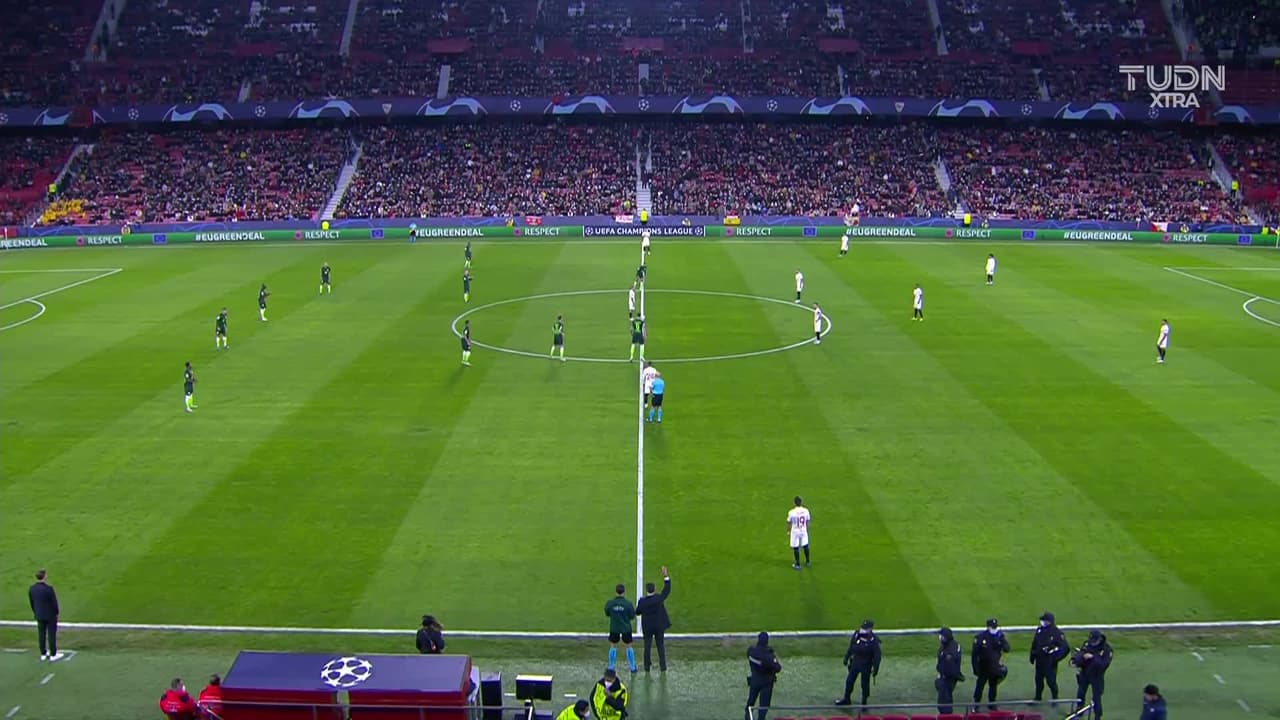 Arranca el partido y la pelota está en juego.