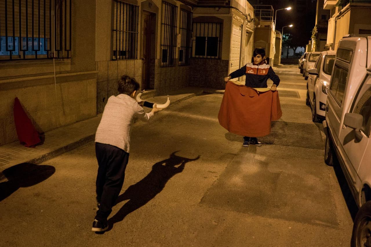 Historia: niños en Almería, España, asisten a una escuela taurina tres veces por semana y cuando no están en la arena llevan sus talentos a calles de la ciudad.