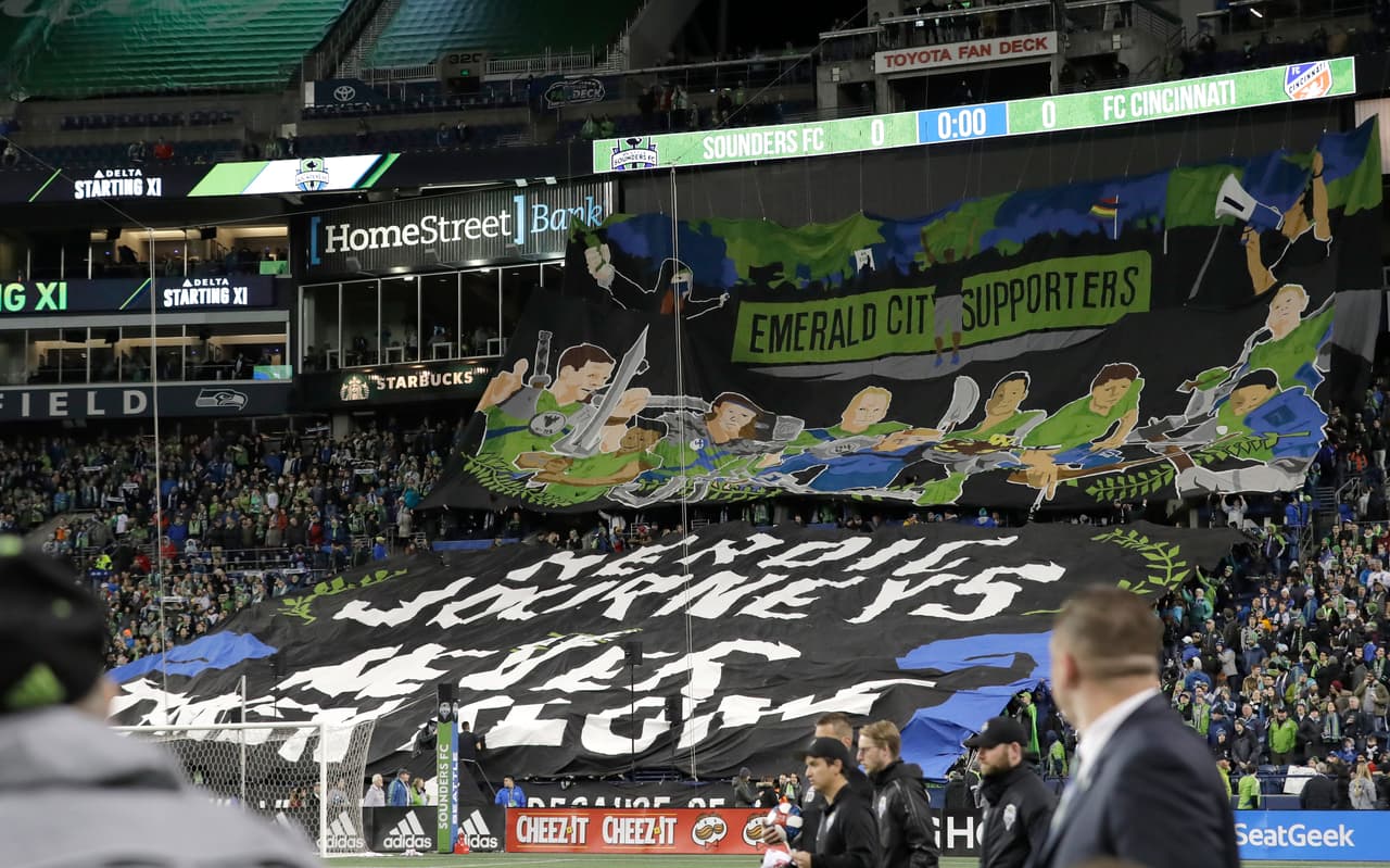 Fanáticos de Seattle Sounders Emerald City presentan un tifo previo a un partido contra FC Cincinnati.