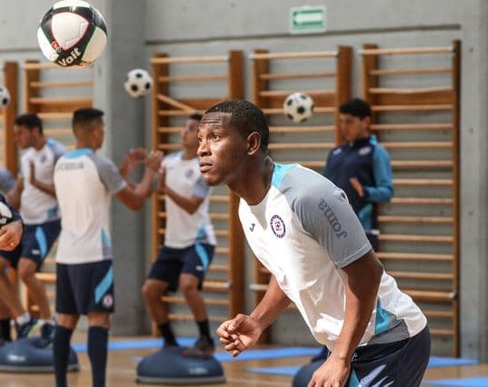 Bryan Angulo durante los entrenamientos del Cruz Azul