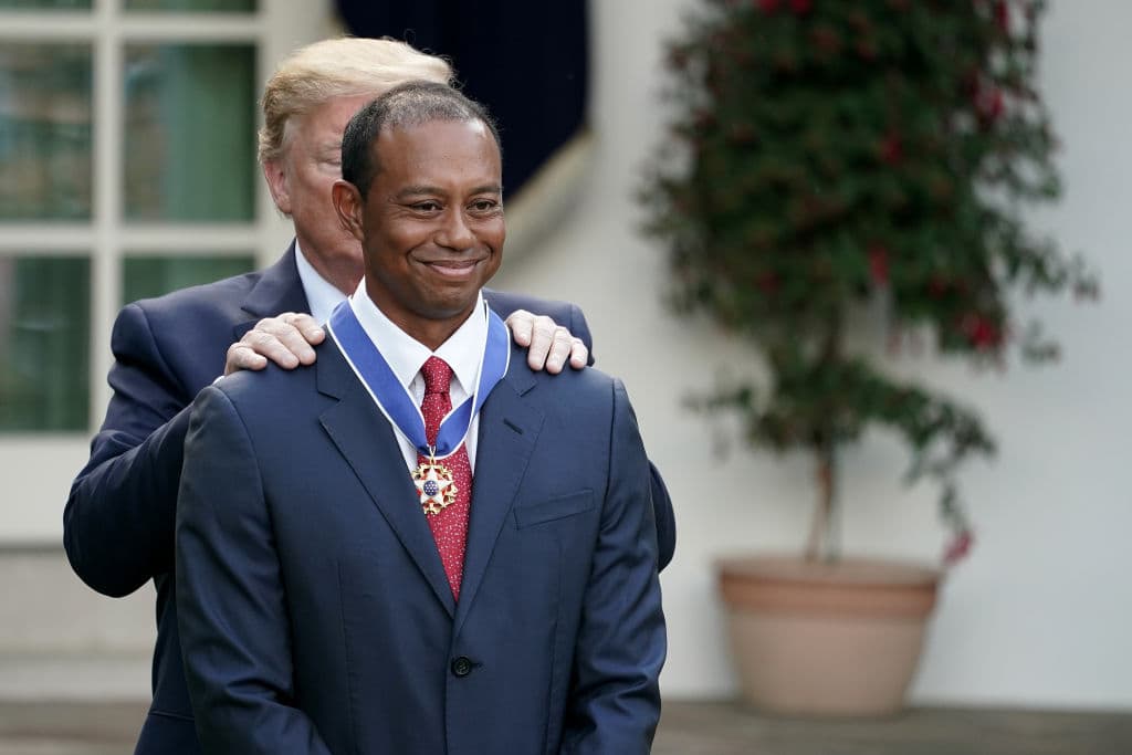 El Presidente de Estados Unidos de América Donald Trump entregó este lunes al golfista Tiger Woods la Medalla Presidencial de la Libertad, el mayor reconocimiento civil en EEUU, situación que ha generado controversia sobre si entra en juego la predilección del Mandatario por el golf y en coincidencia con el logro de Woods al ganar la edición 2019 del Masters, por encima de otros candidatos más prototípicos para adjudicarse la presea. Estas son las imágenes de la ceremonia.