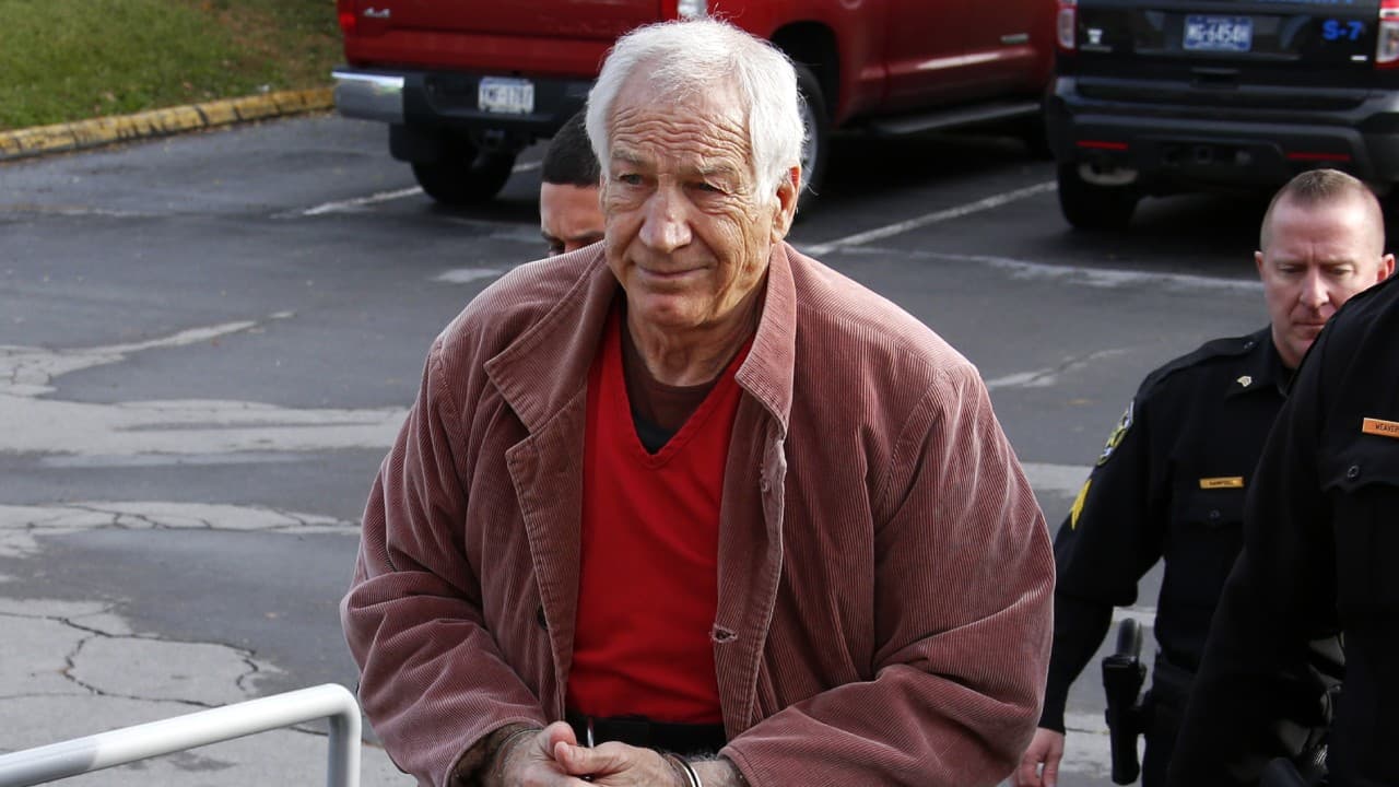 Sandunky, exentrenador asistente de Penn State, mantiene sentencia por abuso a menores