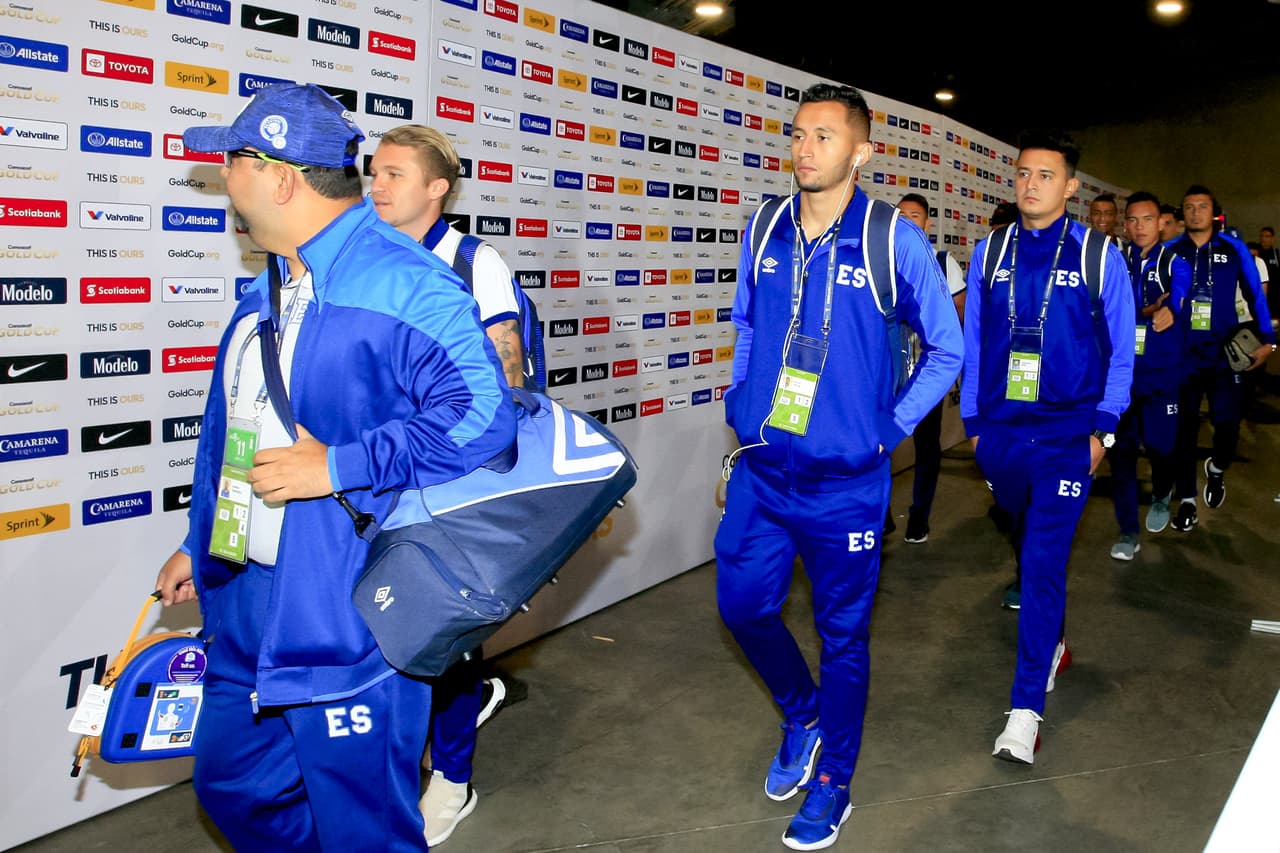 Excelente ambiente pusieron salvadoreños y hondureños en el duelo final del Grupo C de la Copa Oro en el Banc of California Stadium. El recinto en la ciudad de Los Ángeles se tiñó de blanco y azul, los colores de ambos equipos y ambas naciones. También captamos la llegada de los jugadores y entrenadores a este partido que pintaba muy atractivo.