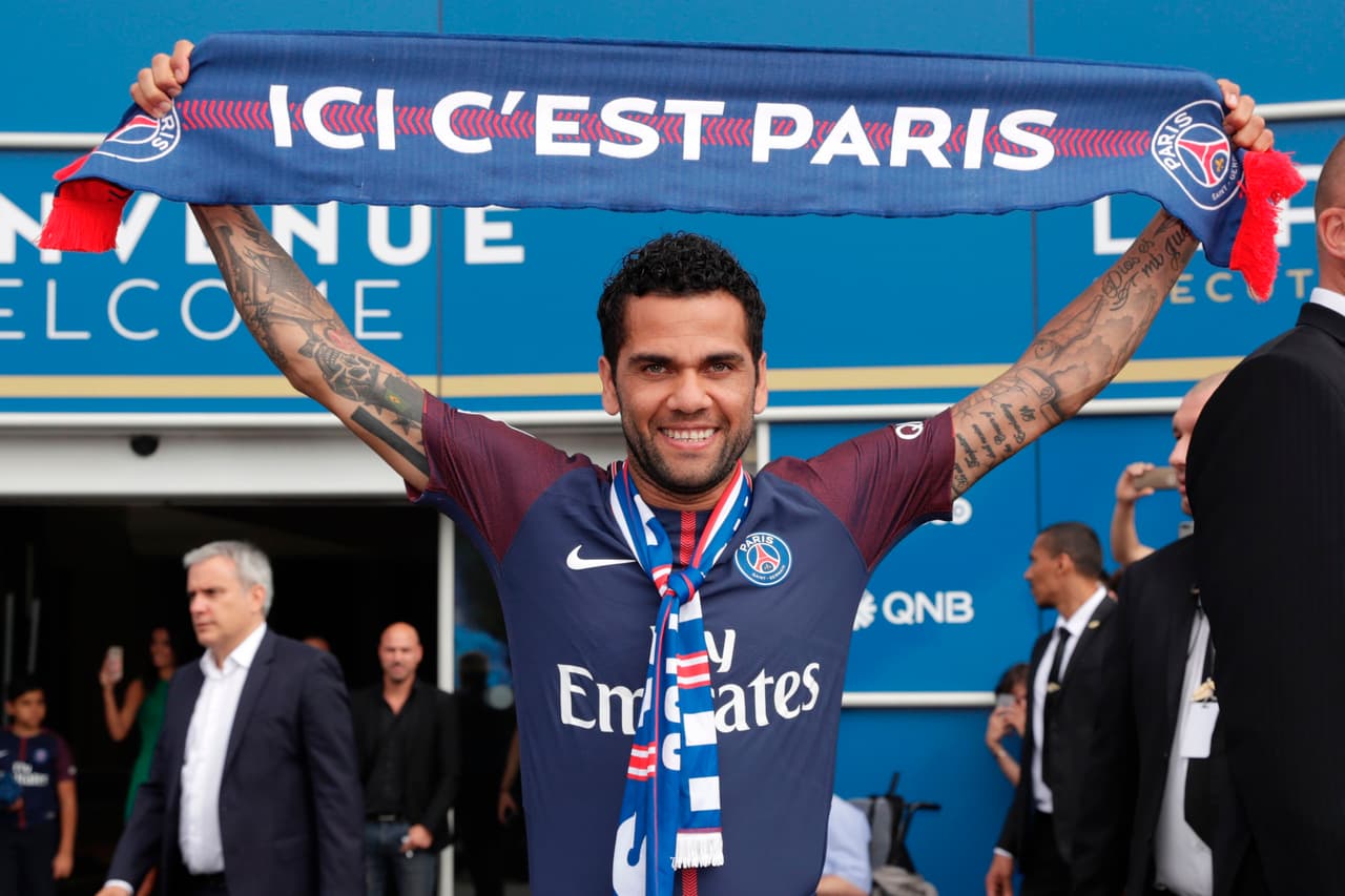 El brasileño Dani Alves es el lateral derecho, con una calificación de 85. Es su compañero en PSG.