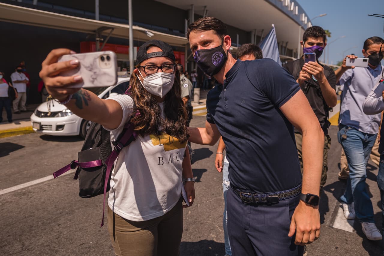 La afición de Mazatlán le da una cálida bienvenida a el nuevo entrenador de sus filas, Beñat San José.