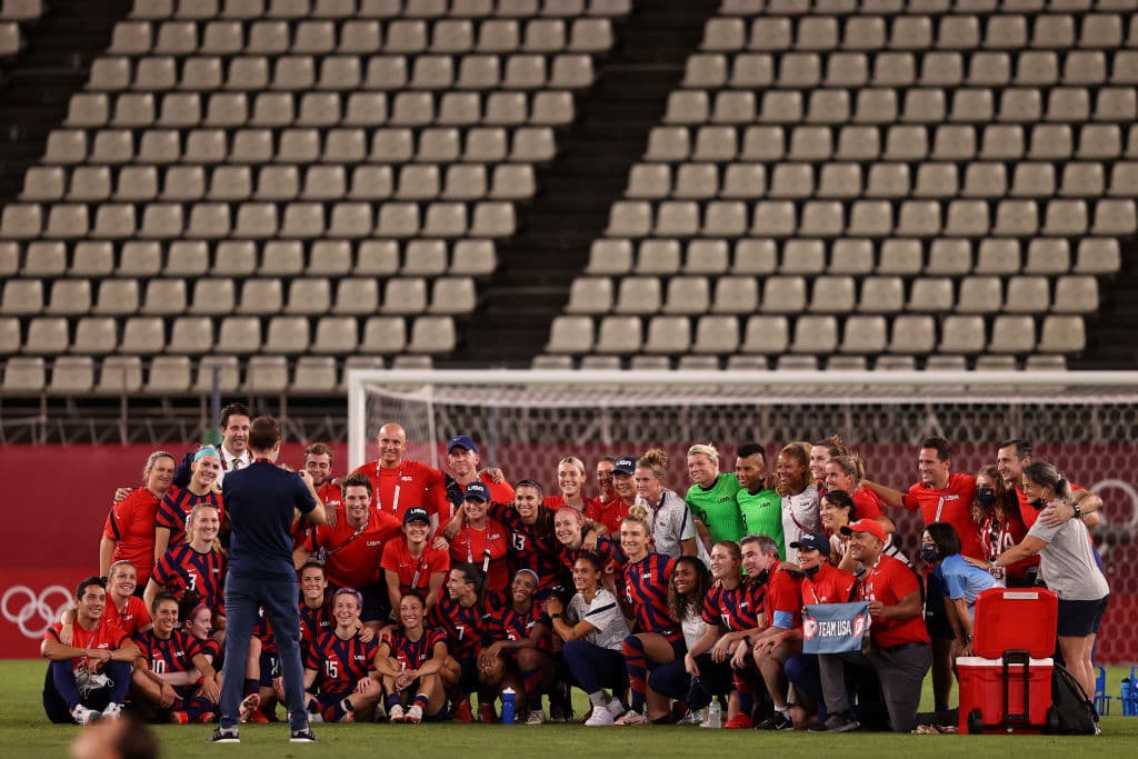Estados Unidos luchó hasta el final y se lleva el bronce ante la escuadra de Australia 4-3. De la mano de Megan Rapinoe, quien anotó doblete, y de Carli Lloyd, quien también sumó dos tantos, logran subir al podio en los Juegos Olímpicos de Tokyo 2020. Alex Morgan salió lesionada del encuentro.