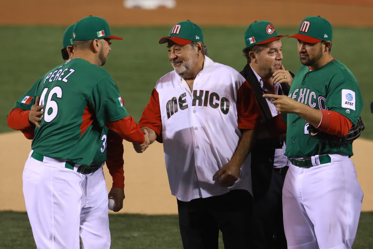 El multimillonario mexicano Carlos Slim se hizo presente y saludó a los jugadores mexicanos.