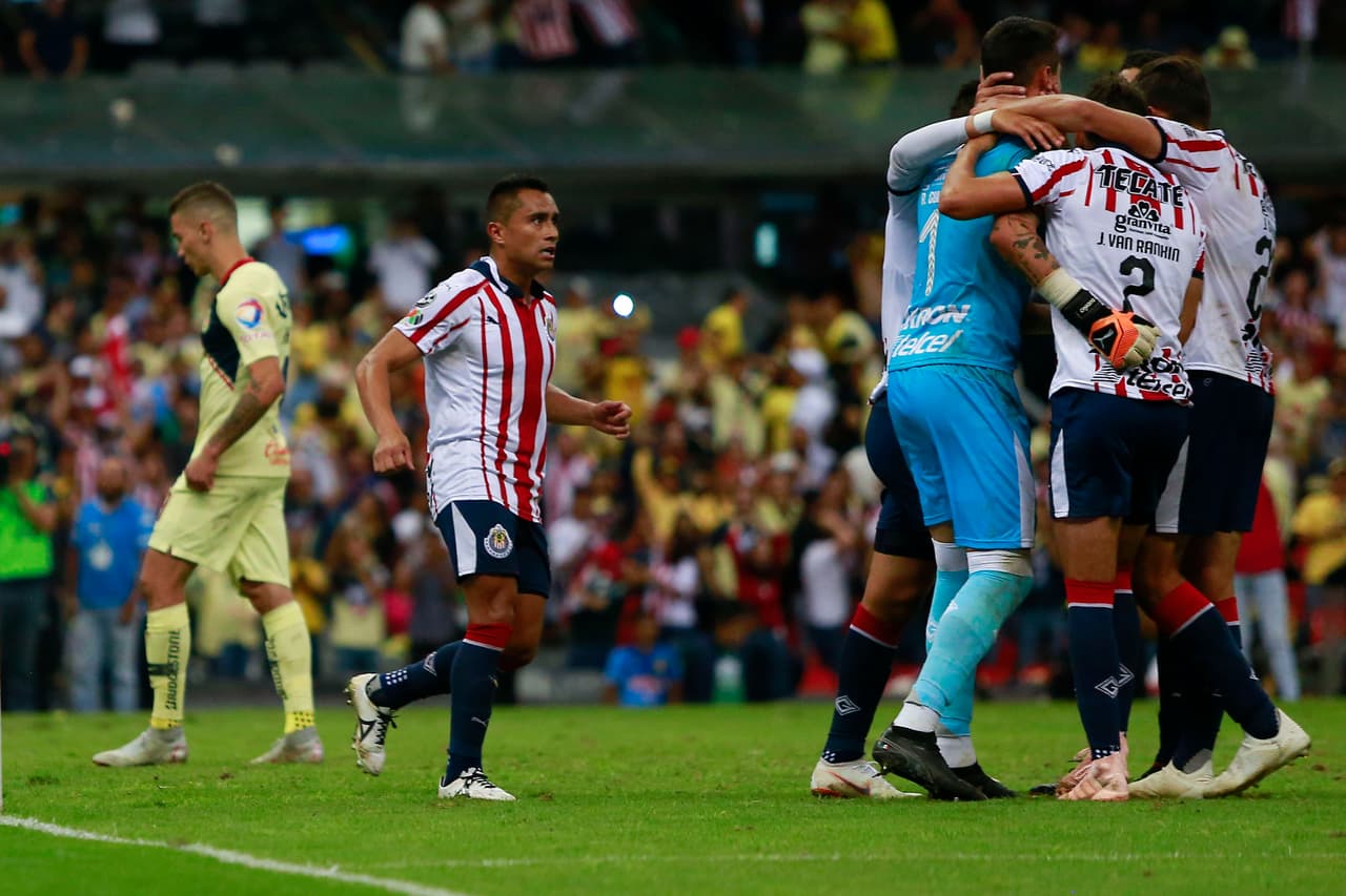 La oportunidad se presentó contra Raul Gudiño de Chivas de Guadalajara, que demostró su capacidad para este reto y sostuvo el 1-1 final en el Clásico Nacional con una gran atajada.
