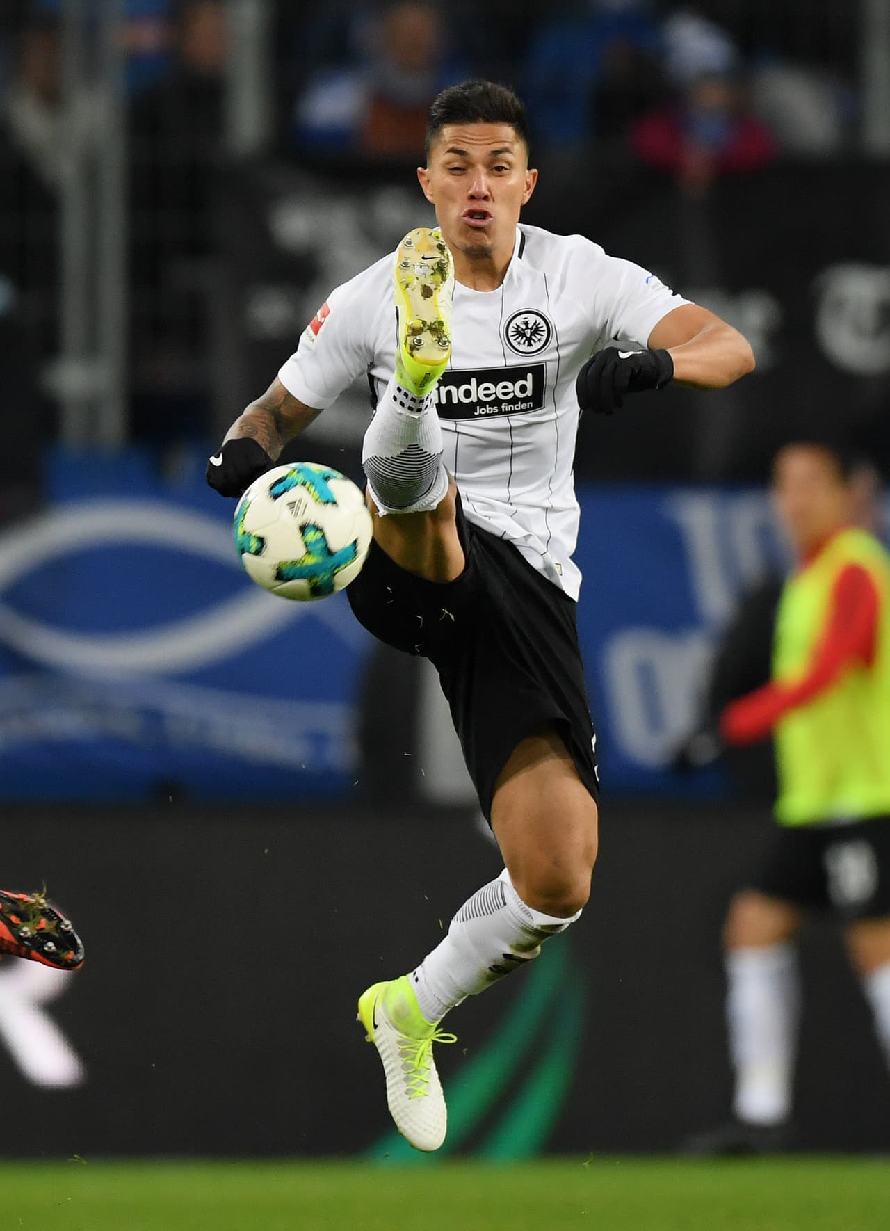 Hertha 1-[2] Eintracht: noveno juego para Carlos Salcedo y séptimo como inicialista con el equipo de Frankfurt. Sigue afianzándose en el once titular.