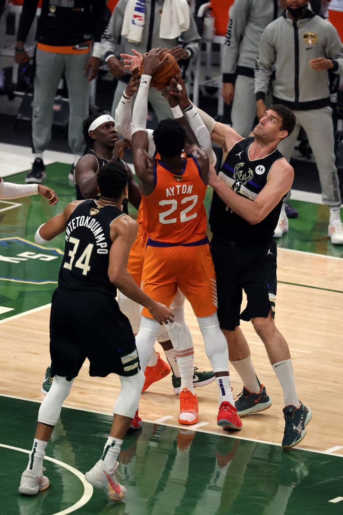 Giannis Antetokoumpo brilla con los Milwaukee Bucks y logran remontar una ventaja de 0-2 para quedar campeones de la NBA. Los Bucks vencieron a los Suns 98-105 en el sexto juego de las Finales.