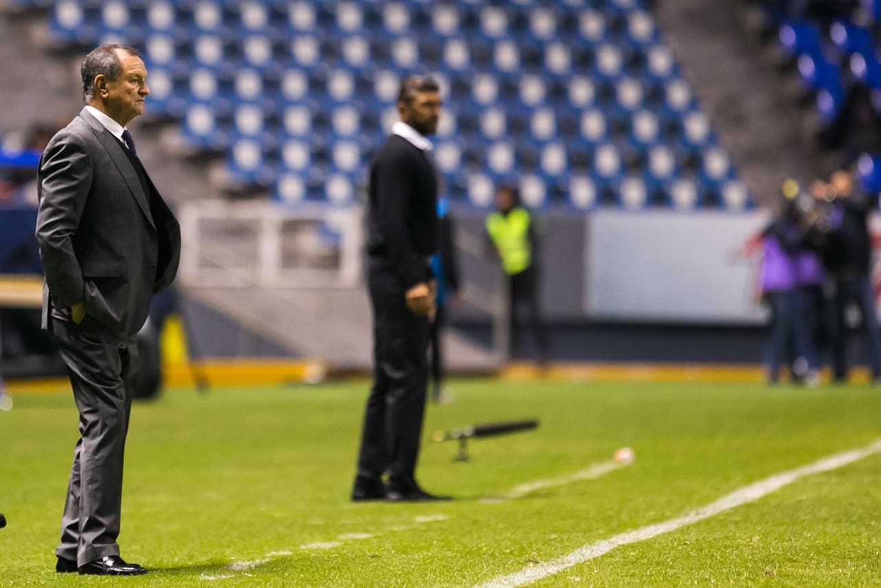 El desespero de ambos técnicos quedó como postal de un pobre partido para los hinchas.
