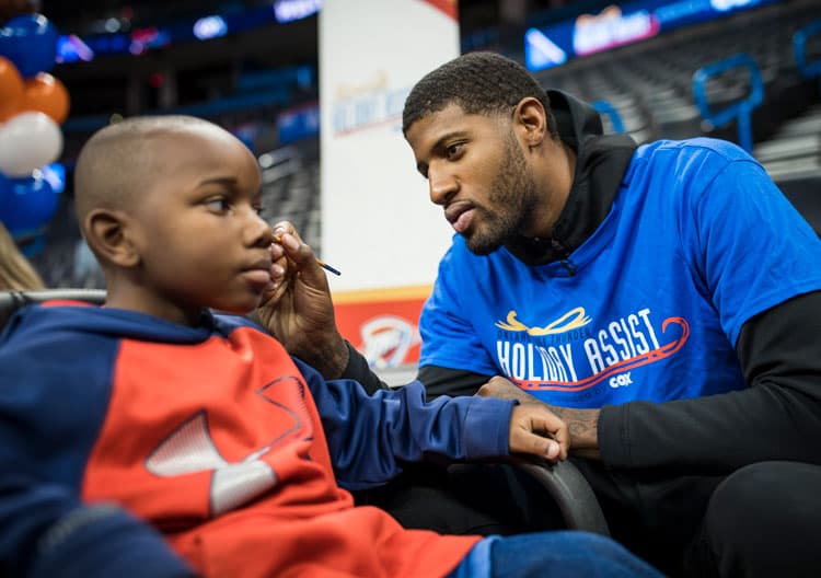 El Thunder recibió a 80 niños del Norman Boys and Girls Club para una cena servida por los jugadores, seguidos de juegos en la cancha.