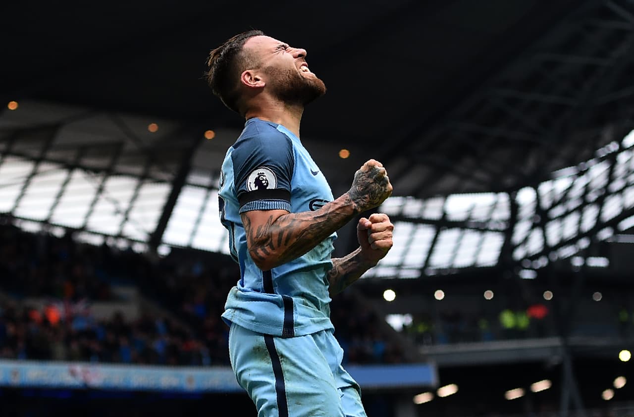 Nicolás Otamendi del Manchester City fue llamado para la zaga central. Ramiro Funes Mori del Everton está ausente.