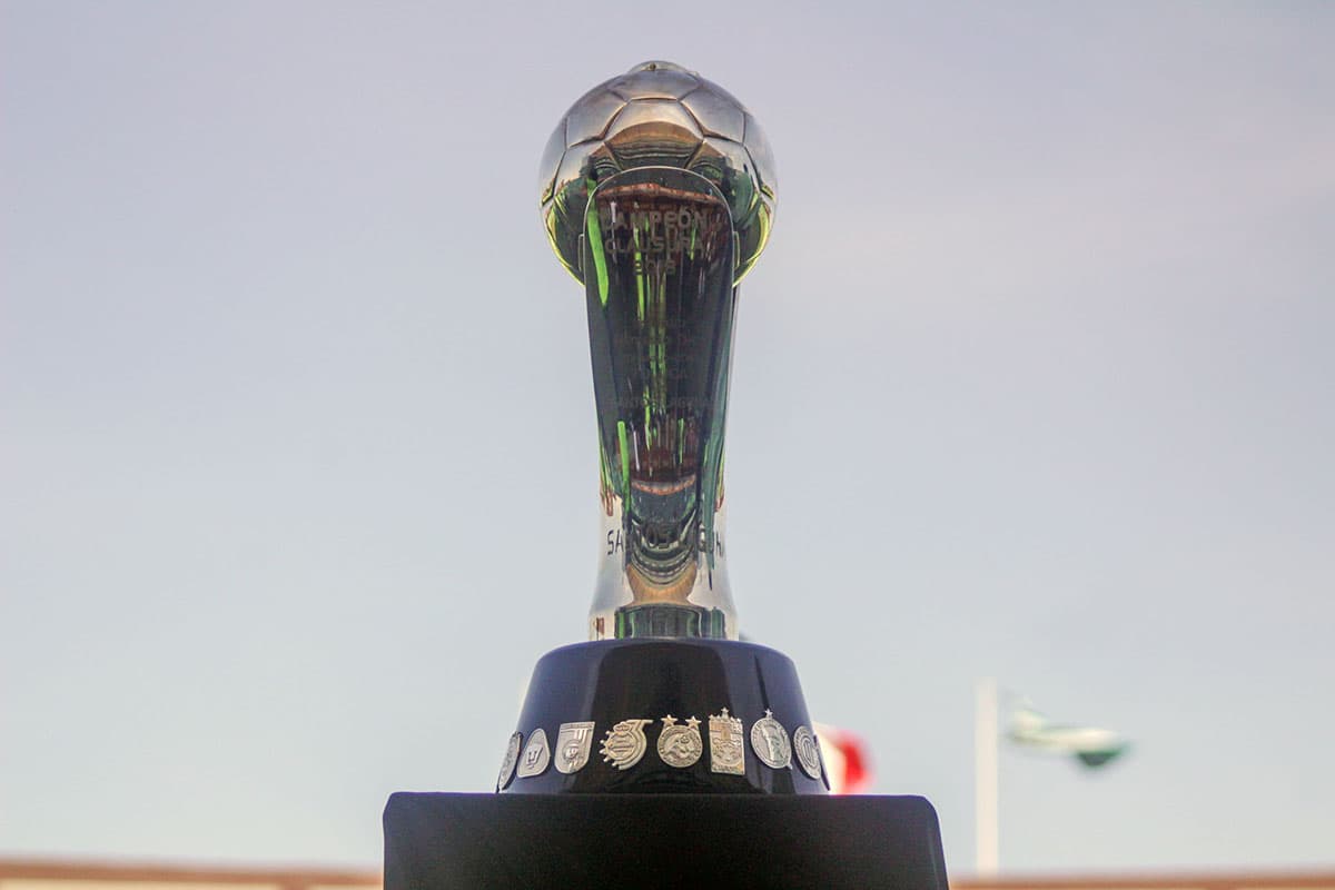 El campeón presentó el título de la Liga MX en la antesala del partido.