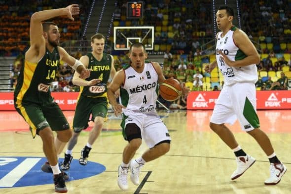 En un inicio de marcado acento físico, los lituanos intentaron pasar el rodillo, con Valanciunas y Maciulis de referentes, aunque el descaro anotador del exterior Francisco Cruz (12 puntos en los primeros compases) y la consistencia de Ayón en la pintura, permitieron a los aztecas tomar ventaja de partida. (11-8, en el ecuador del primer cuarto).