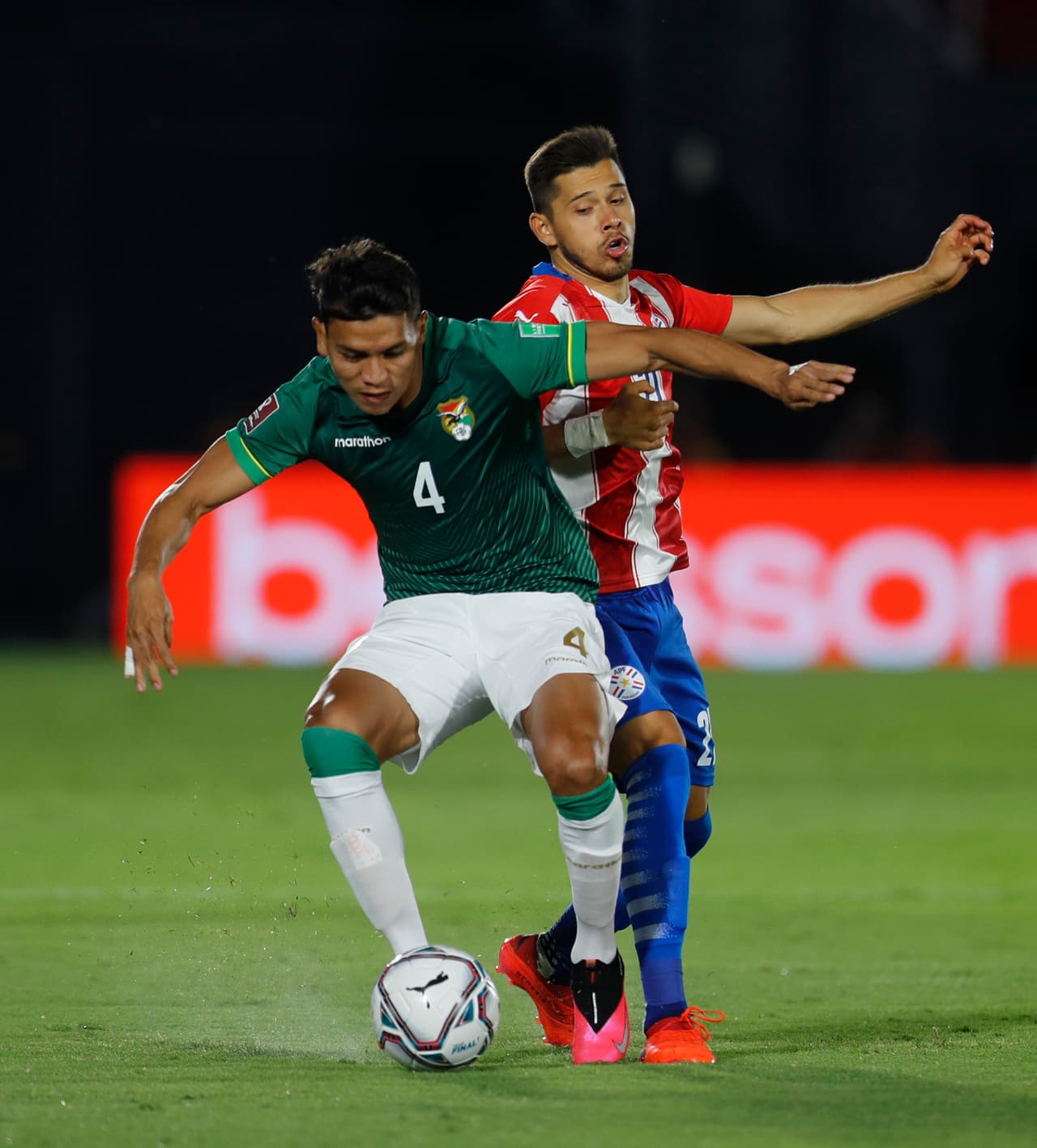 Bolivia se queda cerca de romper su mala racha como visitantes en las eliminatorias del mundial, pero Paraguay no se lo permite y terminan dividiendo puntos en un empate 2-2.