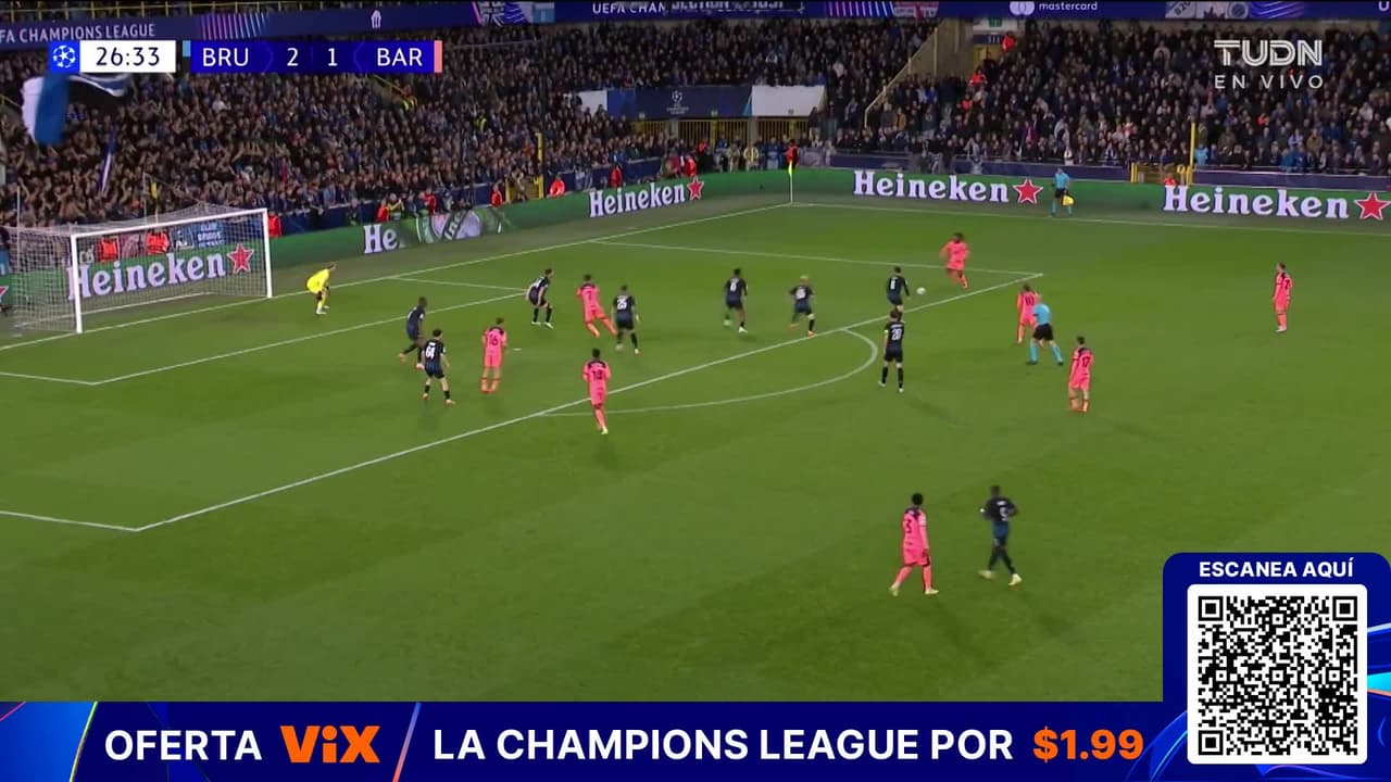 ¡Travesaño! ¡El portero desvió claramente este disparo de Koundé pero el silbante marca saque de meta!