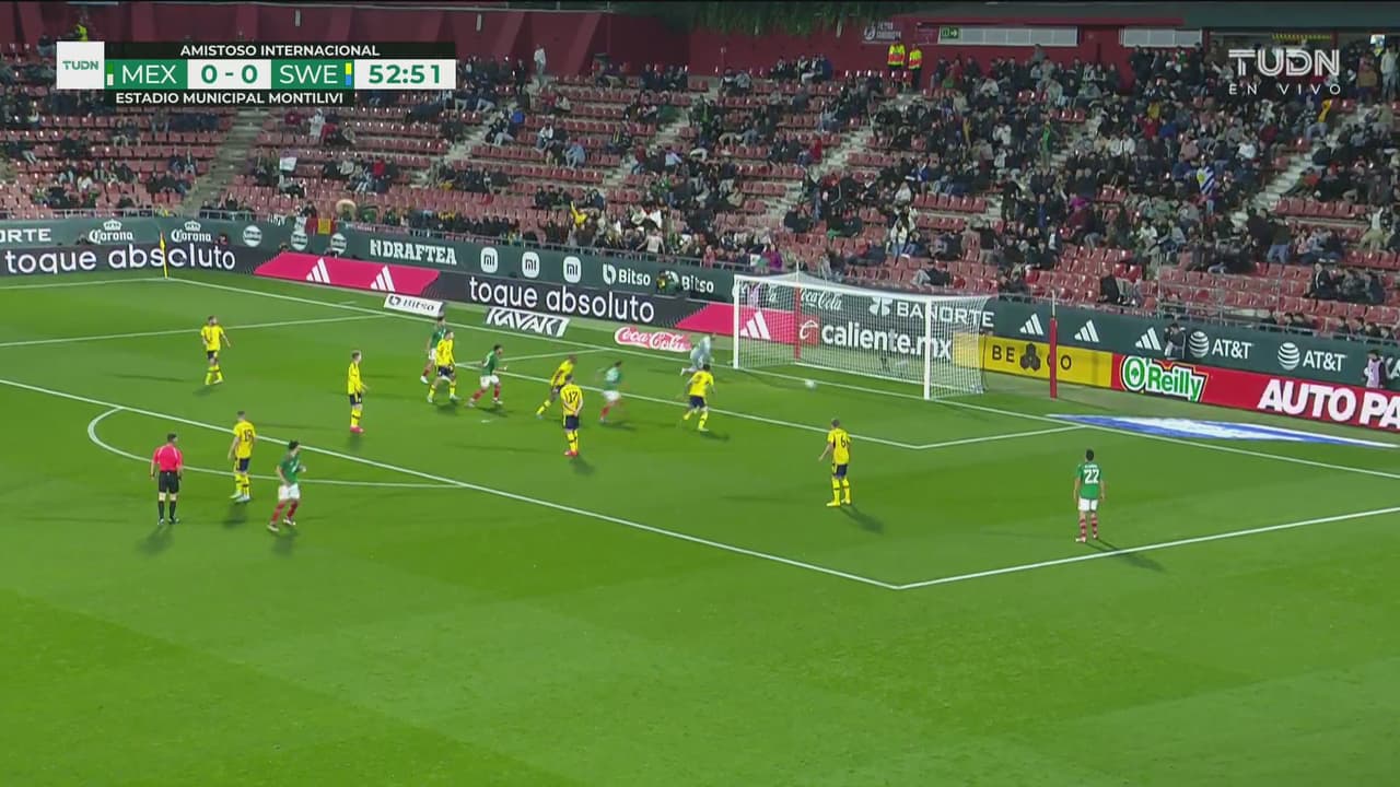 ¡Se salva Suecia! El balón no quiere entrar y pega en el poste