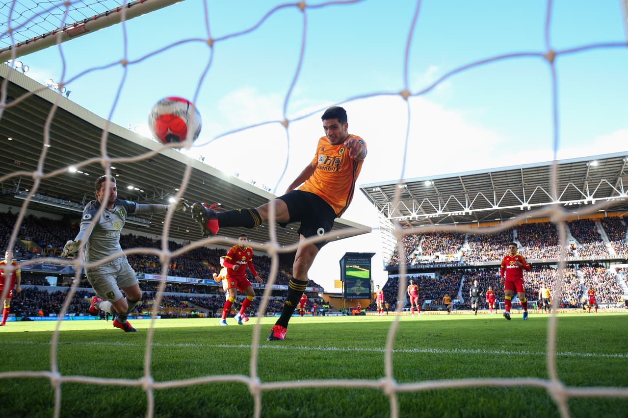 Raúl Jimenez colaboró con un gol en triunfo de Wolves sobre Norwich.