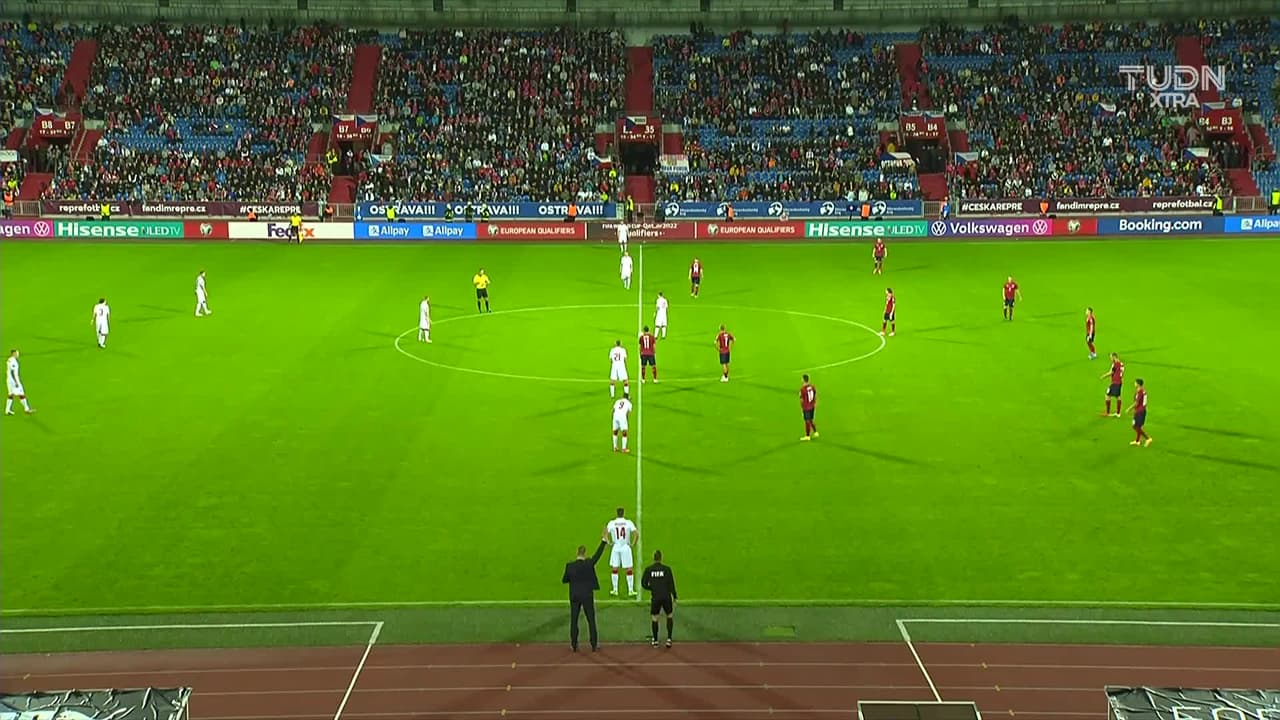 Arranca el partido y la pelota está en juego.