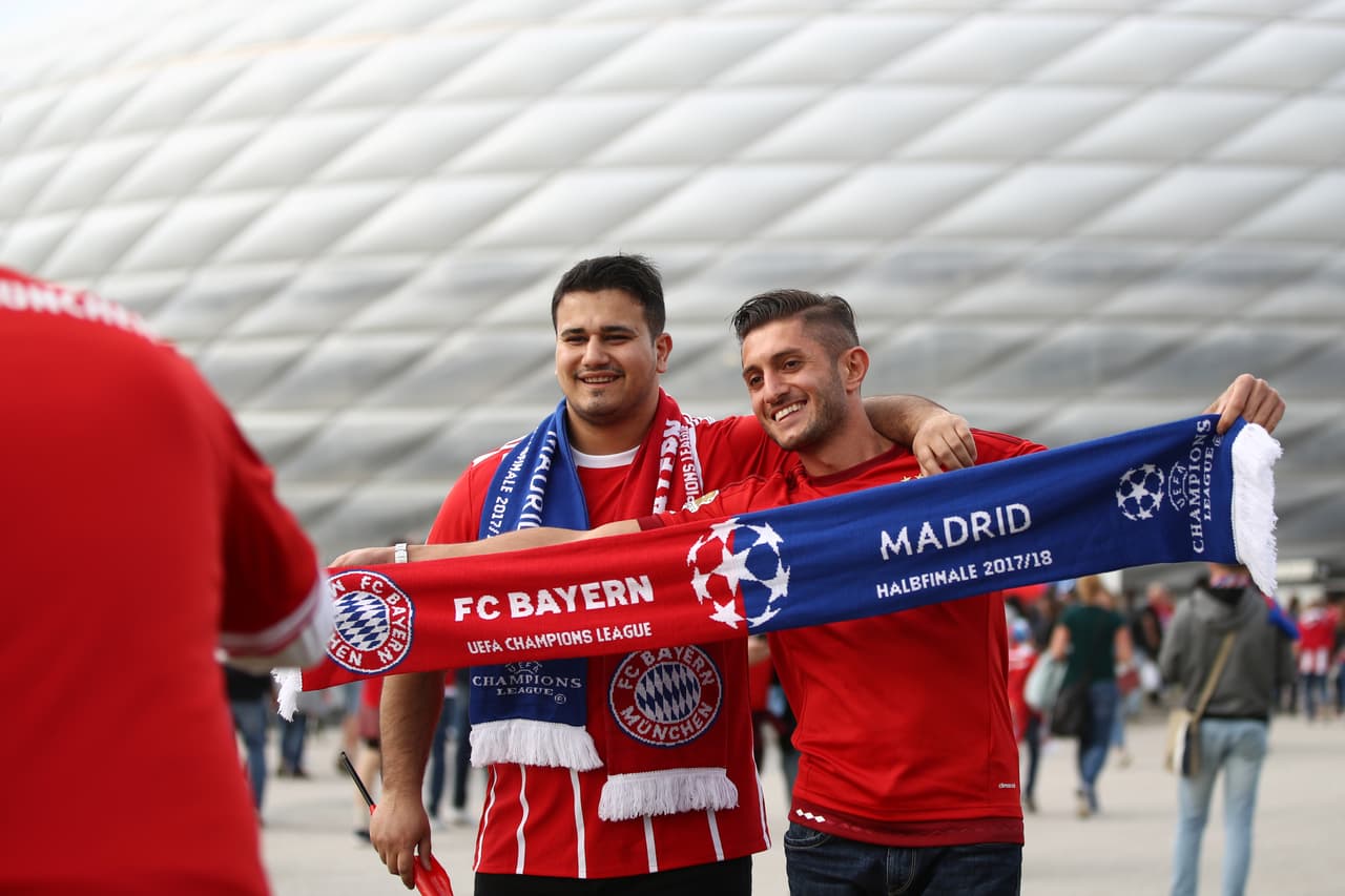 La fiesta de los fanáticos está vestida de color, alegría, compromiso y pasión en este duelo de ida de la semifinal de Championes League entre Bayern Munich y Real Madrid en Alemania.