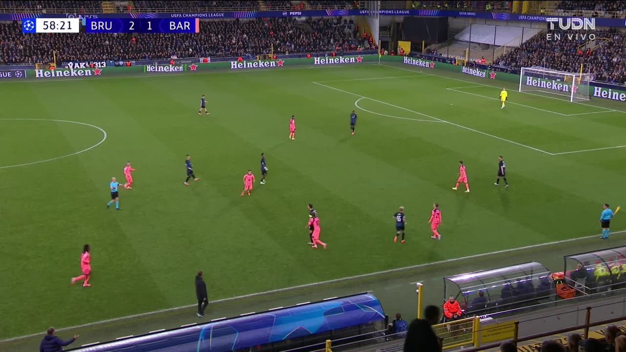 ¡CERCA! Eric García disparó que se estrella en el poste.