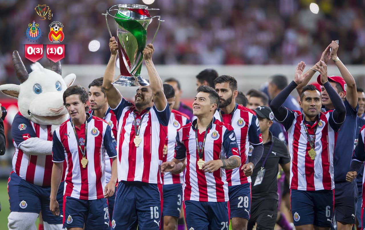 Photo during celebration after the match Guadalajara vs Morelia, Correspondent to the Grand Final of the Copa Corona MX of the Tournament Clausura 2017, in the Chivas Stadium. Foto durante el festejo despues del partido Guadalajara vs Morelia. Correspondiente a la Gran Final de la COpa Corona MX del Torneo Clausura 2017, en el Estadio Chivas, en la foto: Miguel Ponce levanta junto con Jugadores de Guadalajara levantan el trofeo de Campeon de COpa MX 19/04/2017/MEXSPORT/Cristian de Marchena.