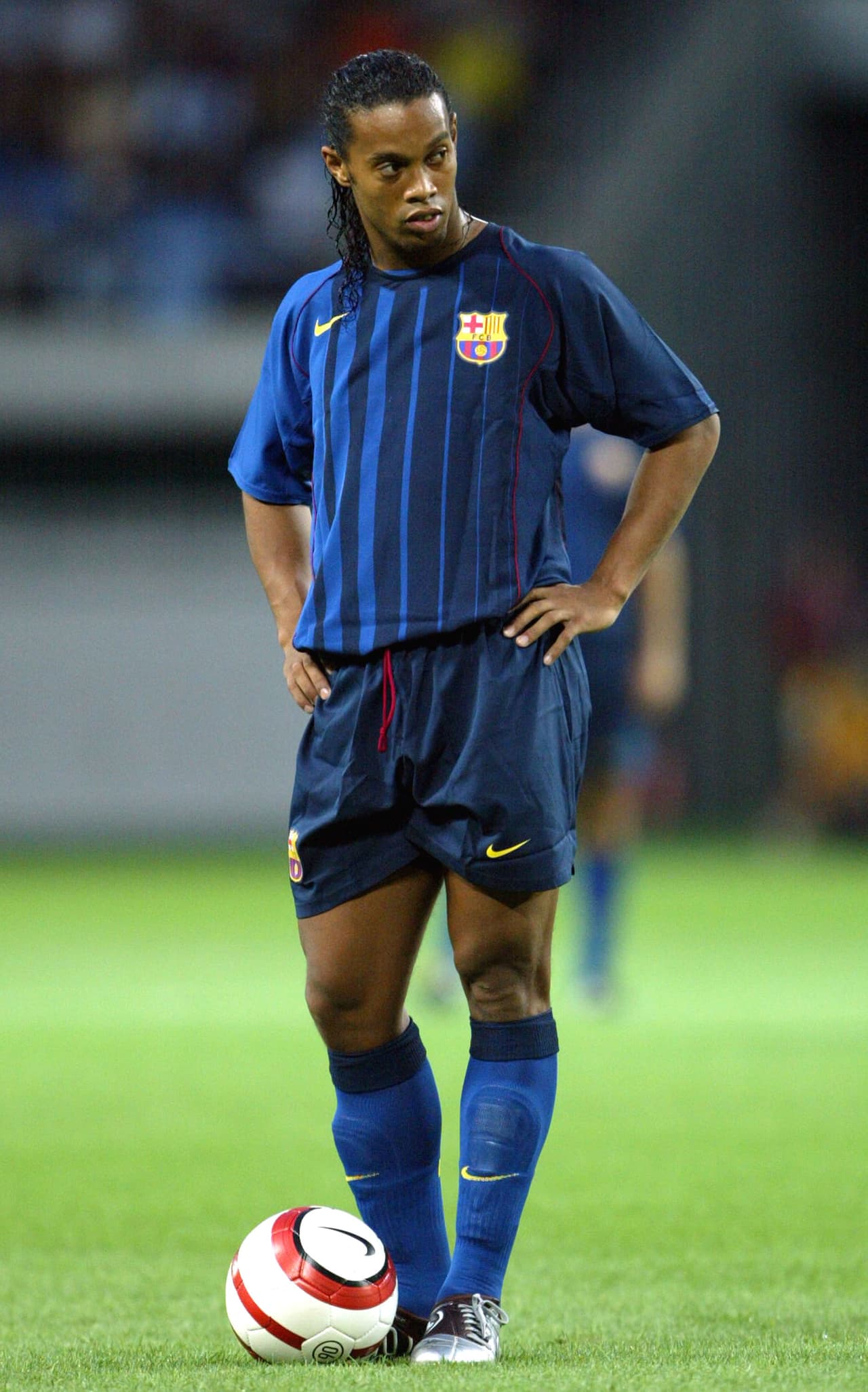 Ronaldinho posó con una playera alternativa del cuadro catalán durante un partido amistoso en agosto de 2004 en Japón.